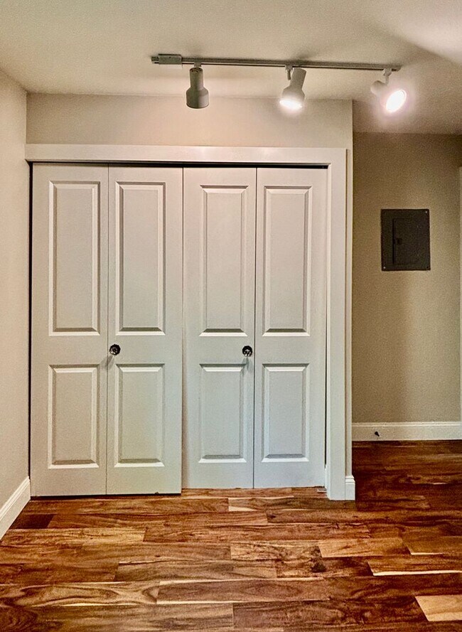 Building Photo - 2 Bed / 2 Bath Downtown Kirkland Condo $2,...