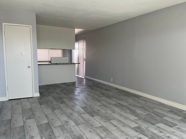 Building Photo - 700