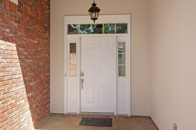 Building Photo - 345 Avonlea Ln