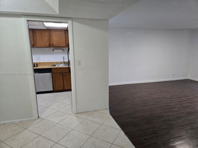 Building Photo - 3690 Inverrary Dr