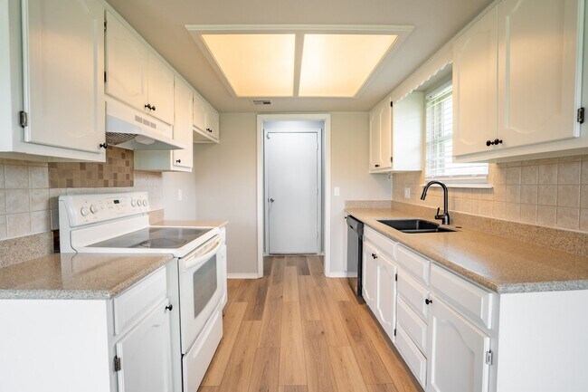 Building Photo - Charming 3-Bedroom, 2-Bath Home in Broken ...
