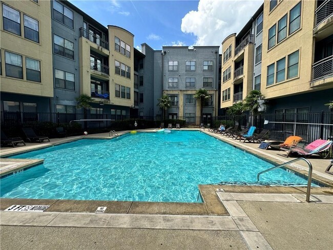 Building Photo - 400 17th St NW