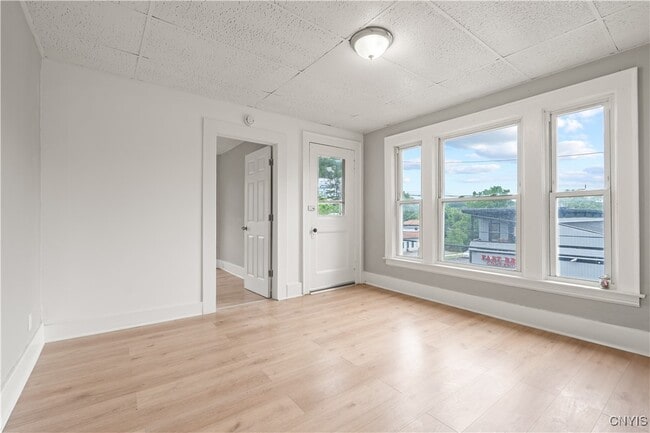 Building Photo - 712 Oak St
