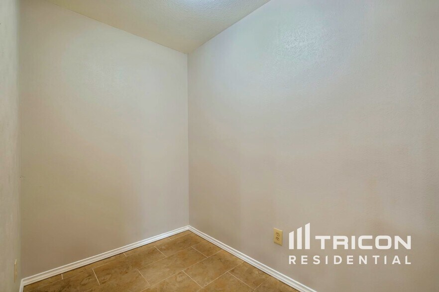 Building Photo - 4922 Willowhaven Cir