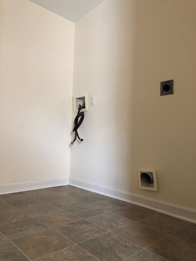 Building Photo - 2 bedroom-1 bath remodeled unit