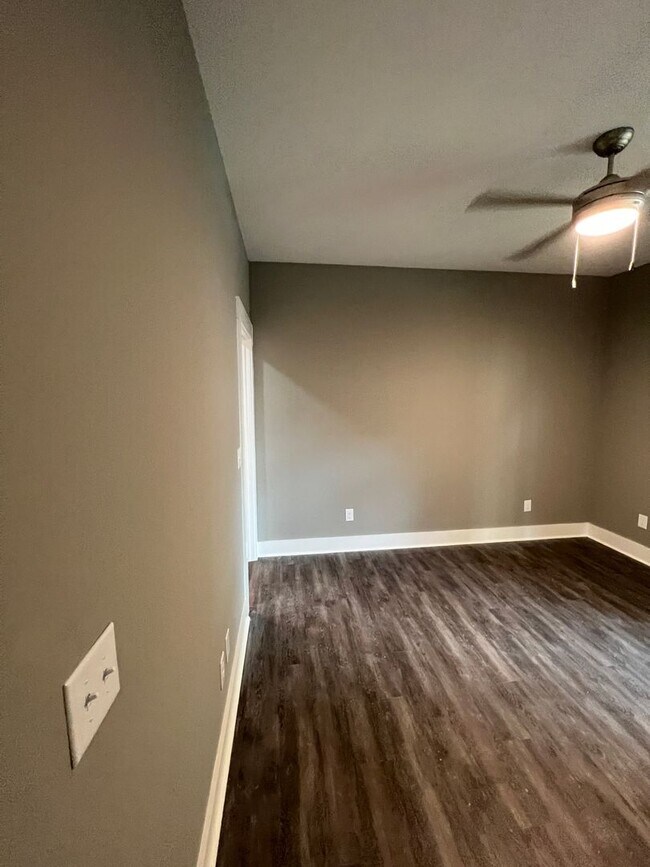 Building Photo - 1327 Park St