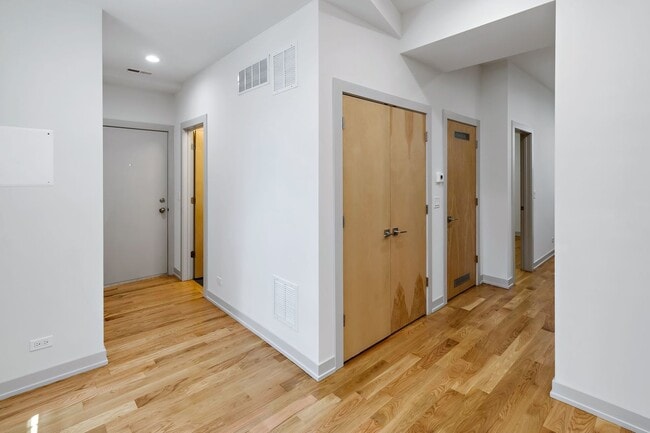 Building Photo - 323 E 44th St