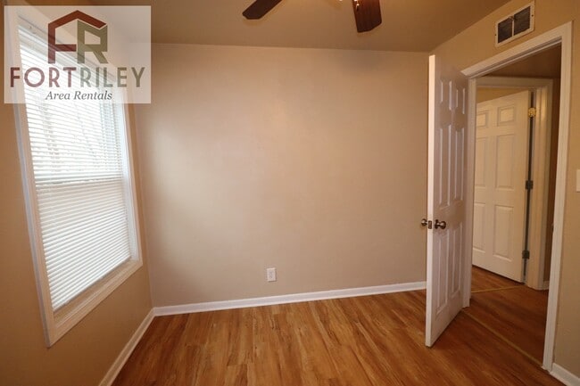 Building Photo - Spacious rental home!