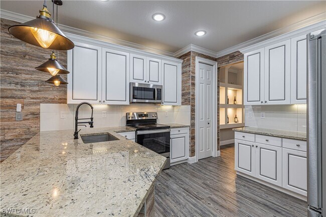 Building Photo - 1330 Mariposa Cir