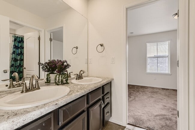 Building Photo - **** SPECIAL OFFER: 1 Month Rent FREE, if lease by July 1st week ****** Beautiful 4 bed, 4 bath h...