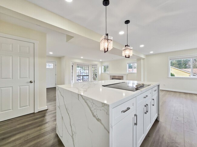 Building Photo - Modern Luxury: 4-Bed, 4.5-Bath Fully Remodeled Home