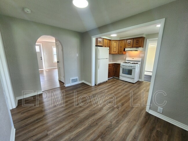 Building Photo - 608 6th St NW