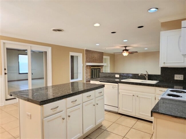 Building Photo - Amazing home ready to move in!