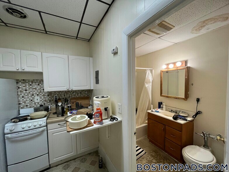 Building Photo - 879 Beacon St