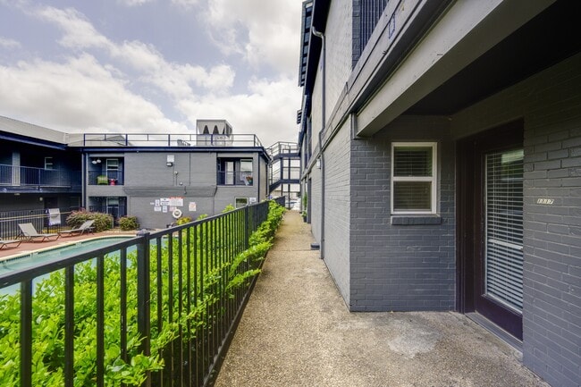 Building Photo - 2020 S Congress Ave