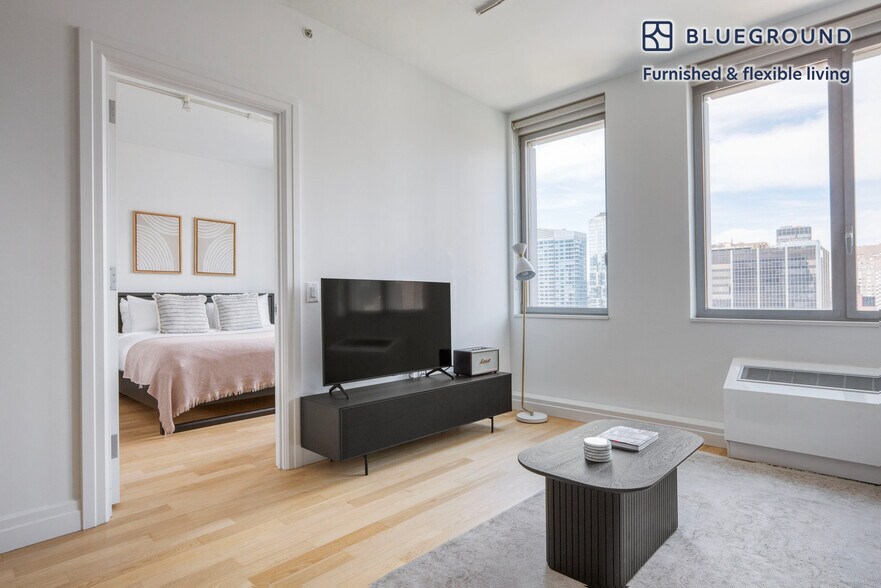 Building Photo - 550 W 54th St