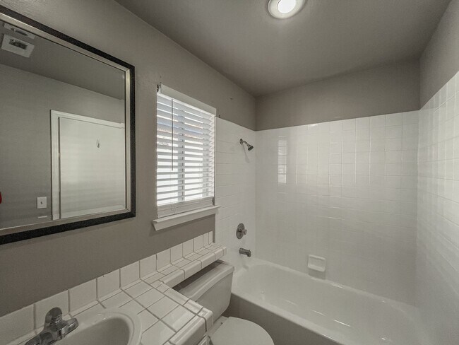 Building Photo - Spacious 4-Bedroom Home in Prime Green Val...