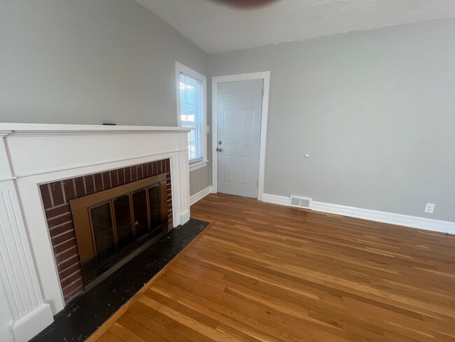 Building Photo - BEAUTIFULLY RENOVATED 2 BEDROOM HOME!