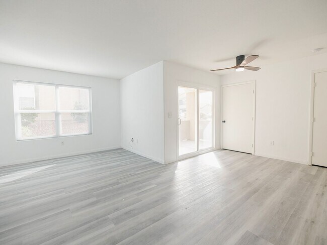 Building Photo - 2 Bedroom, 2 Full Bath Newly Renovated Con...