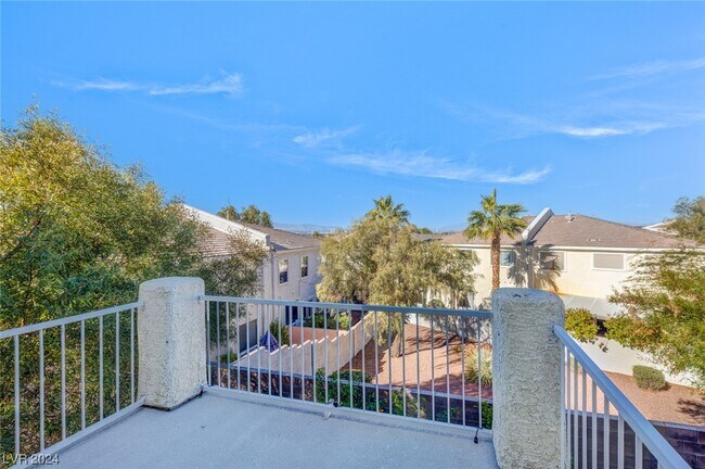 Building Photo - 275 Spectacular St