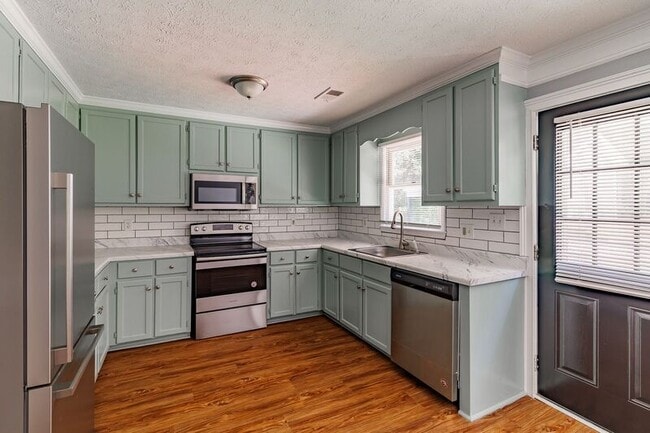 Building Photo - 330 Monty Dr