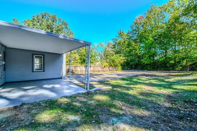 Building Photo - 4126 Sylvan Dr