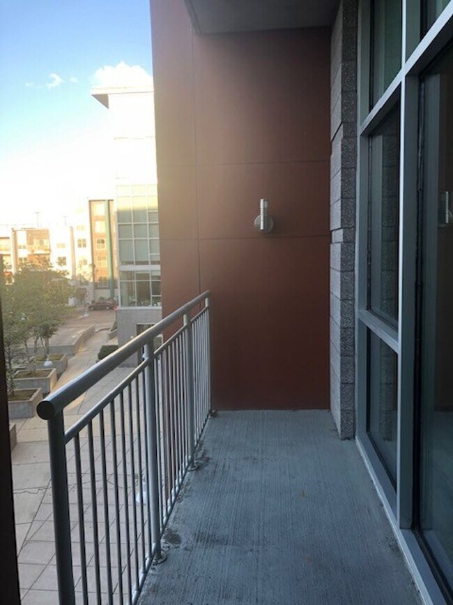 Building Photo - 1 Bed/1 Bath Condo at 5th and Main, Assigned Parking, Washer/Dryer/Covered Balcony