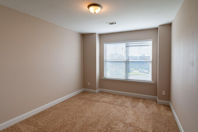 Building Photo - 1342 York Dr