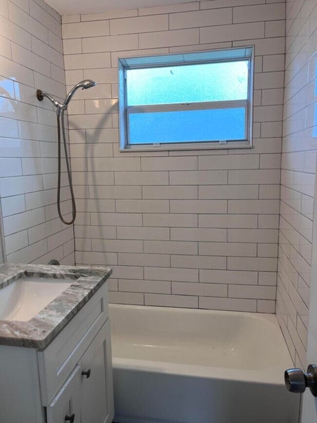 Building Photo - 8760 Lyndall Ln