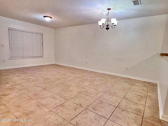 Building Photo - 302 Cherry Way