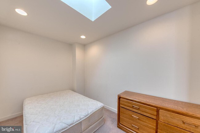 Building Photo - 303 S Washington St