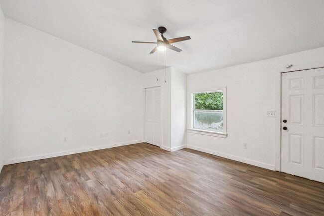 Building Photo - Remodeled 3/2 in the Neon Quarter!