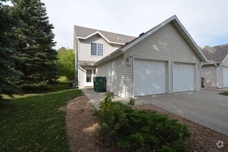 Building Photo - Rare end unit townhome in super convenient...