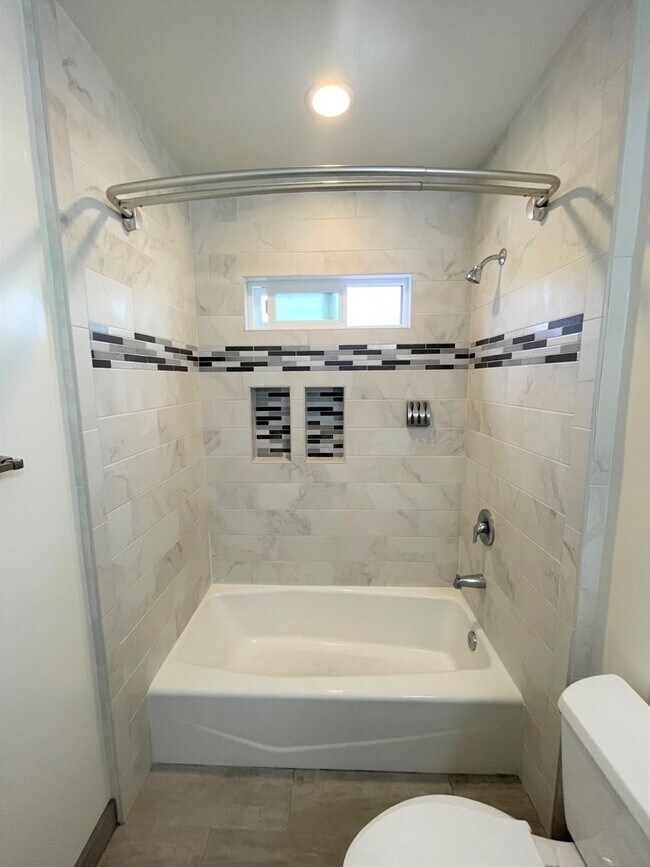 Building Photo - Remodeled Midtown Apartment w/Air Conditio...