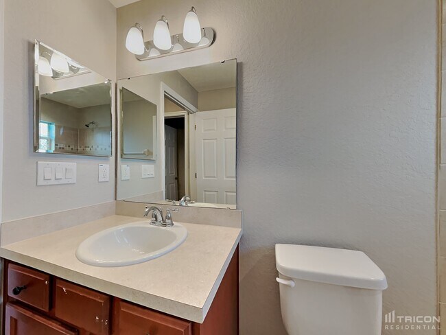 Building Photo - 921 Kingfisher Dr