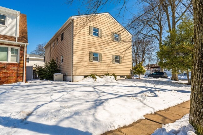 Building Photo - Large 3 Bedroom Apt