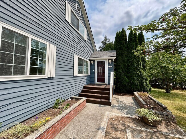 Building Photo - Freshly painted large home near Everett Mall AVAILABLE NOW