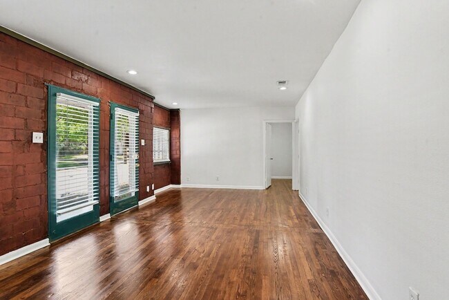 Building Photo - 405 N Prairie Ave
