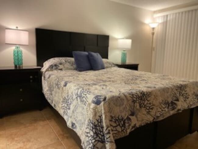 Building Photo - 8600 Ridgewood Ave