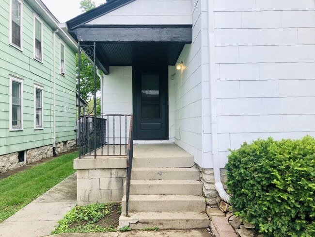 Primary Photo - 82 E Maynard Ave
