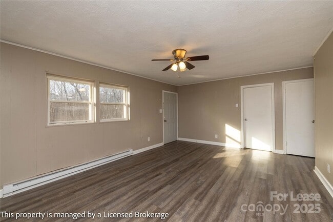 Building Photo - 213 Roslyn Rd