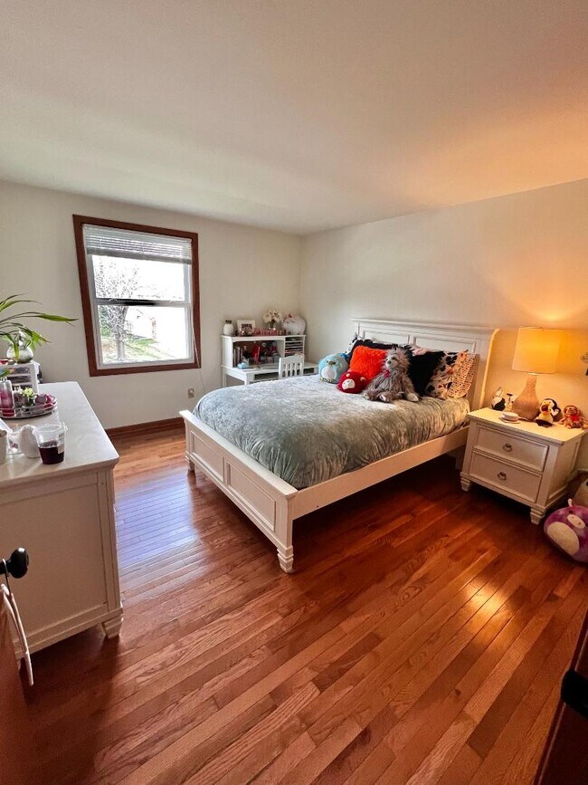 Building Photo - 6700-6702 Hill Ridge Drive - 6702