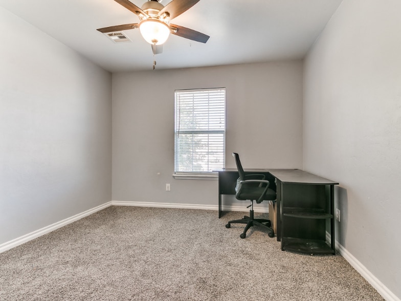 Building Photo - 1112 Bryan Dr