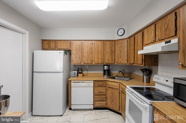 Building Photo - 23A W Bluebell Ln