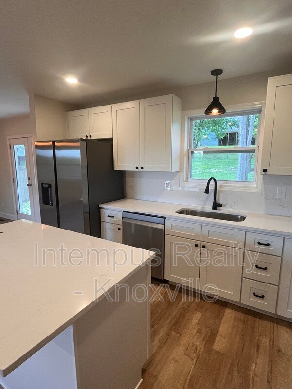 Building Photo - 228 Duzane Dr