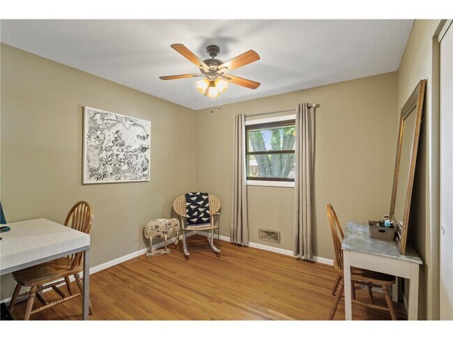 Building Photo - 9457 Saratoga Ln N