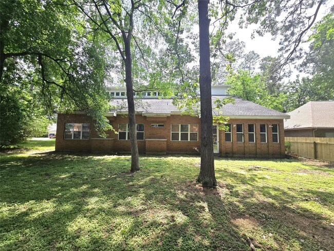 Building Photo - 3231 Hemingway Dr