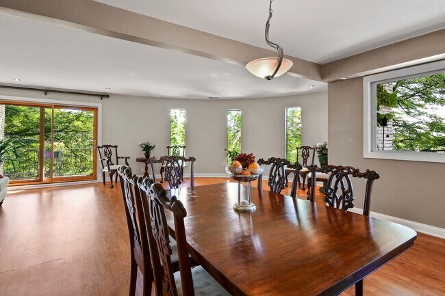 Building Photo - 110 Green Bay Rd