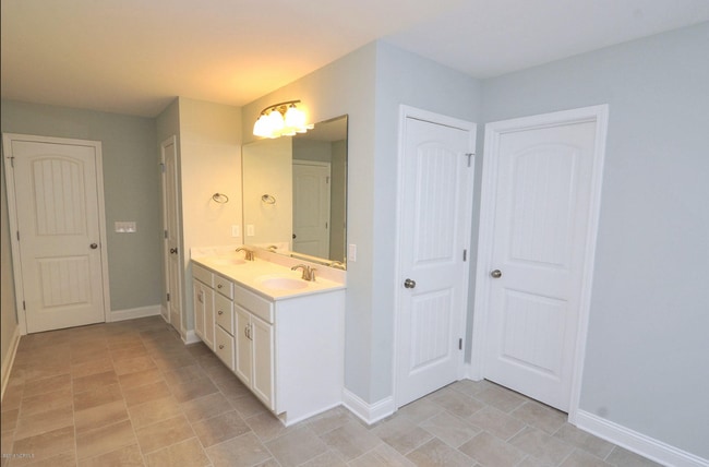 Building Photo - Beautiful 4 Bed Home on Masonboro Loop!