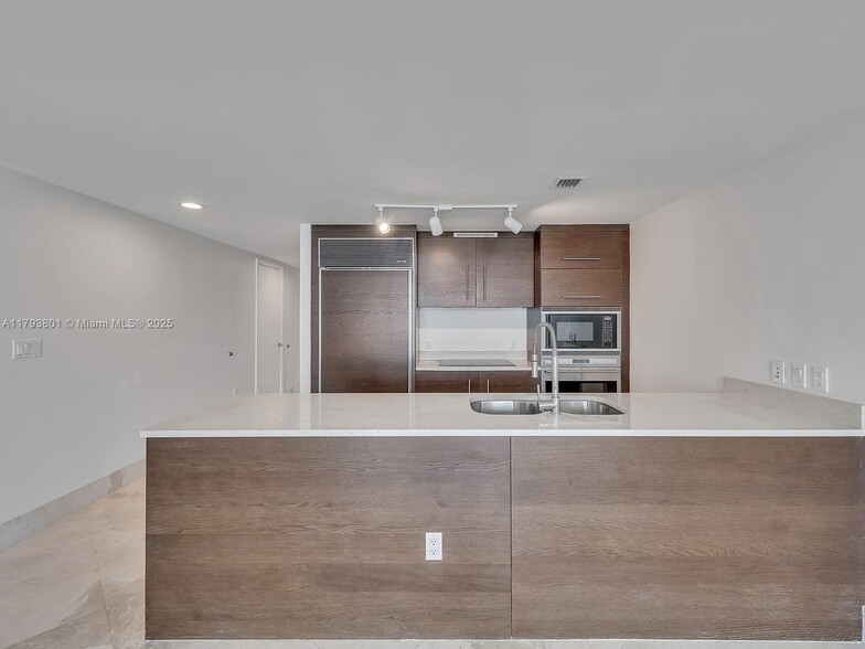 Building Photo - 475 Brickell Ave